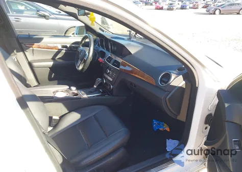 2013 Mercedes-Benz C 300 Sport 4Matic z USA, uszkodzony, nr VIN WDDGF8AB2DR246745